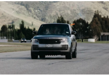 The 2022 Range Rover Vogue V8 embodies sophistication, power, and supreme comfort, making it the ultimate luxury SUV for those who demand the best. Designed for effortless long-distance cruising, this flagship model offers a first-class travel experience, whether you’re exploring city streets or venturing into New Zealand’s stunning landscapes.